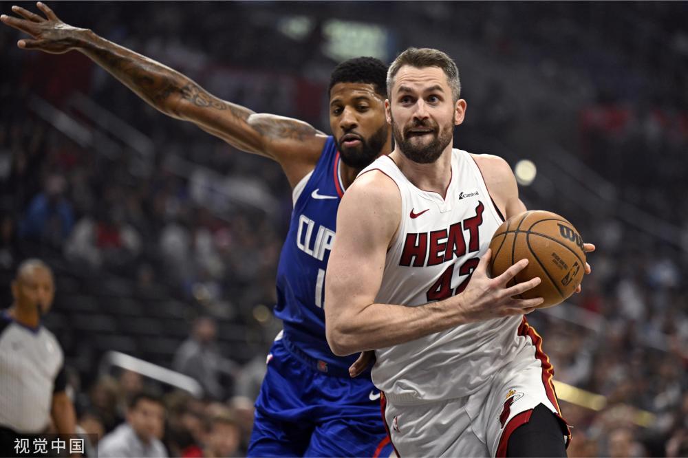 球迷们不仅 球迷们不仅